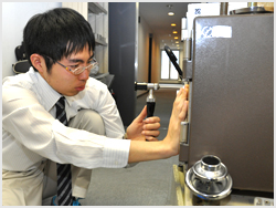 多くの人が使う金庫の定番「投入式金庫」